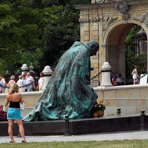 Pomnik Stefana Wyszyńskiego przed Klasztorem Jasnogórskim